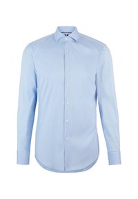 Camisa de botones de manga larga de color azul claro, hecha de algodón, con cuello estructurado, botones frontales y dobladillo redondeado. Textura suave.