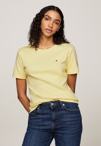 Tommy Hilfiger SLIM CODY - Triko s potiskem - lemon zest