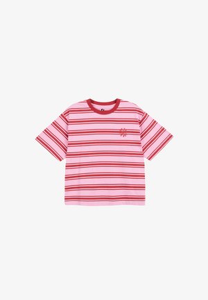 Różowy T-shirt z krótkim rękawem, czerwonymi poziomymi paskami, czerwonym okrągłym dekoltem i małym czerwonym haftowanym emblematem na lewym biuście.