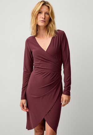 Bordeaux lange mouw wikkeldress met een V-hals, getailleerde taille en gedrapeerde textuur met een asymmetrische zoom.