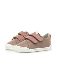 Scarpe in pelle marrone con due fasce adesive rosa, suole in gomma bianca, dettagli perforati sui lati e un interno grigio imbottito.