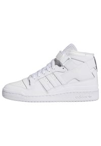 Højtop sneakers i hvid syntetisk læder med en tekstureret overflade, der har tre stribe accenter, snørelukning og justerbar rem.