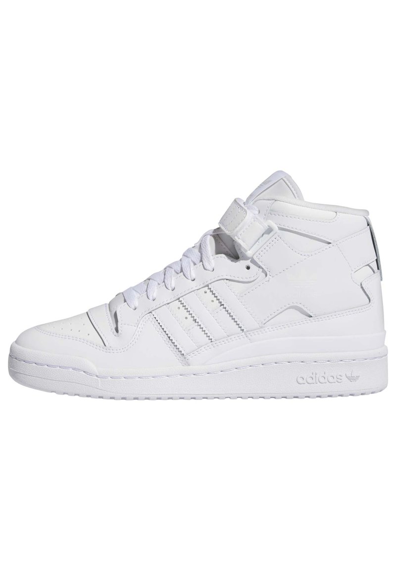 Højtop sneakers i hvid syntetisk læder med en tekstureret overflade, der har tre stribe accenter, snørelukning og justerbar rem.