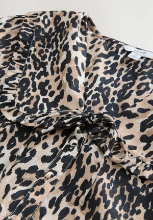 Bluse med leopardprint og satinfinish, med en rynket krave, knaplukning foran og en snøre detaljer ved halsen.