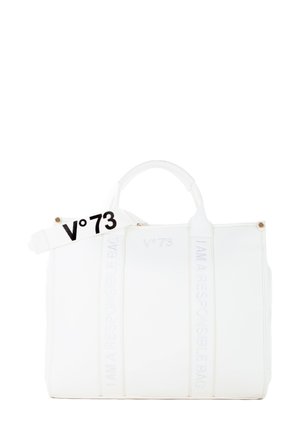 Bolso tote blanco de material suave con texto en relieve "SOY UNA BOLSA RESPONSABLE" y un logo. Incluye una correa estampada para llevar.