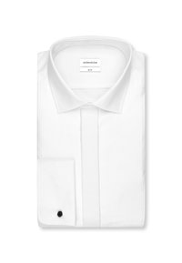 Chemise blanche slim fit avec col classique, devant plissé et un bouton de manchette noir sur une manchette, pliée soigneusement.