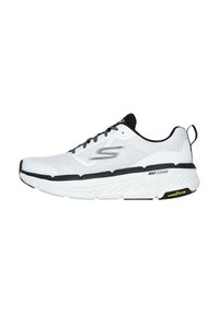 Zapato deportivo blanco con parte superior de malla texturizada, acentos negros en el cuello y los cordones, y una suela gruesa y acolchada con la marca "MAX CUSHION".