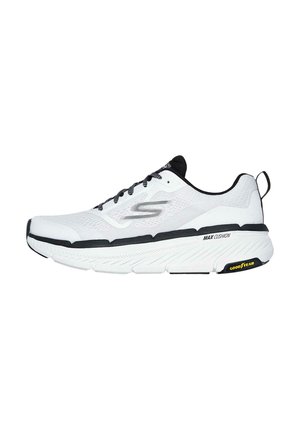 Zapato deportivo blanco con parte superior de malla texturizada, acentos negros en el cuello y los cordones, y una suela gruesa y acolchada con la marca "MAX CUSHION".