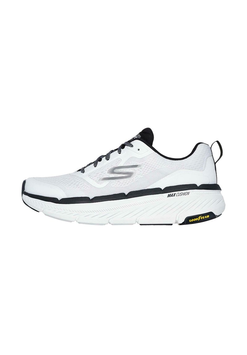 Zapato deportivo blanco con parte superior de malla texturizada, acentos negros en el cuello y los cordones, y una suela gruesa y acolchada con la marca "MAX CUSHION".