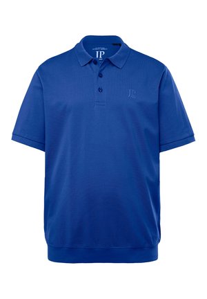 Sininen polo-paita hengittävästä kankaasta, jossa on kolme nappia, lyhyet hihat ja joustava helmus. Hienovarainen logo rinnassa.