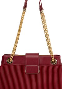 Rode geplootte handtas met een gladde leren afwerking, gouden kettinghengsel, rechthoekige sluiting en ritsafsluiting. Accentueert met gouden hardware.