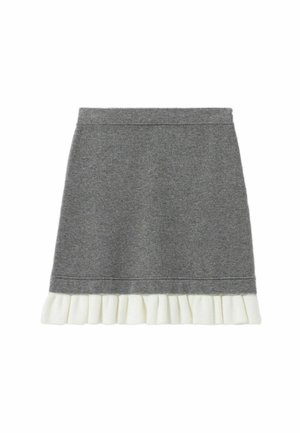 Falda gris hecha de tela suave, con un cuerpo ajustado y un dobladillo blanco con volantes. Diseño simple con líneas limpias y sin cierres visibles.