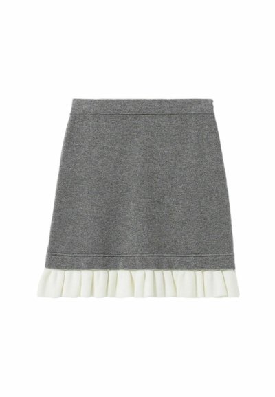 Falda gris hecha de tela suave, con un cuerpo ajustado y un dobladillo blanco con volantes. Diseño simple con líneas limpias y sin cierres visibles.