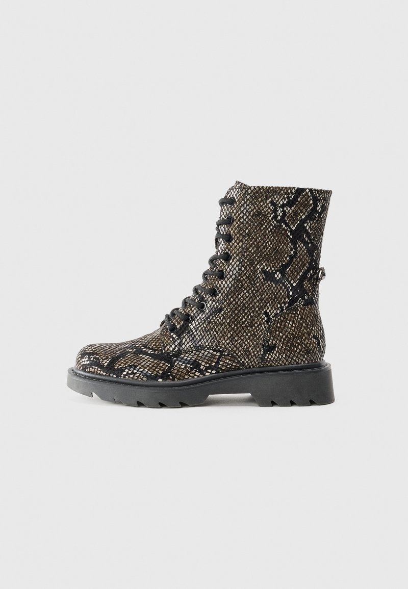 Bottine à lacets en simili-cuir serpent de couleur marron et noir, avec une finition texturée et une semelle en caoutchouc robuste. Dotée d'œillets métalliques.