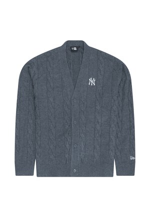 Sivý pletený kardigán s V-výstrihom, gombíkmi vpredu, rebrovanými manžetami a lemom. Obsahuje biele vyšívané logo na ľavej hrudi.