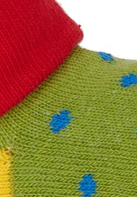Calzino a maglia colorato con un bordo a coste rosso, corpo verde brillante e piccoli pois blu sparsi in tutto il calzino. Texture morbida con materiale elastico.