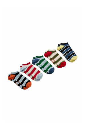 Fünf Paar Knöchelsocken mit horizontalen Streifen in verschiedenen Farbkombinationen, diagonal auf weißem Hintergrund angeordnet.