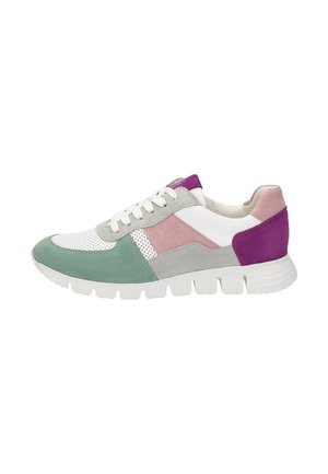 Baskets multicolores avec une tige en maille blanche, des accents en daim vert clair, rose et violet. Semelle rembourrée avec un motif de grip texturé.