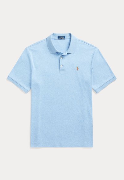 Lyseblå pikéskjorte med korte ermer, to knapper og lite brodert logo av en hest og rytter på venstre bryst.
