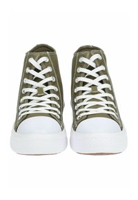 Sneaker alte in tela verde oliva con lacci bianchi, punta in gomma e suola in gomma bianca. Presenta cuciture bianche a contrasto.