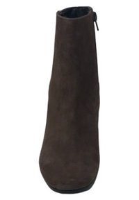 Stivale alla caviglia in suede marrone con una texture liscia, punta arrotondata e una zip laterale per un facile utilizzo. Nessun motivo o accento visibile.