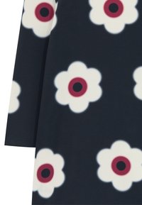 Granatowa tkanina z dużymi białymi kwiatami, z których każdy ma ciemne centrum otoczone ciemnoróżowym pierścieniem.