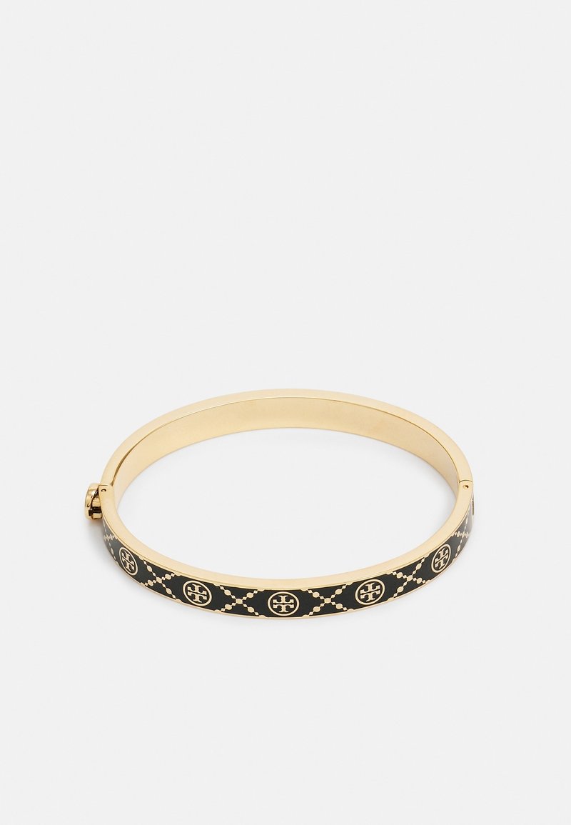 Goldfarbener Armreif mit schwarzem Emaille, der sich wiederholende runde Logos und einen Verschluss zeigt, präsentiert auf einem schlichten hellen Hintergrund.