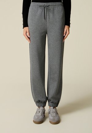 Oltre, JOGGERS SOFT TOUCH (ITALIAN SIZE) - Pantalones deportivos - grigio
