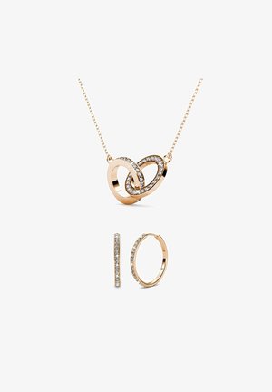 Set di gioielli in oro rosa composto da un pendente a forma di cuore con pietre chiare e orecchini a cerchio abbinati con una sola fila di pietre chiare.