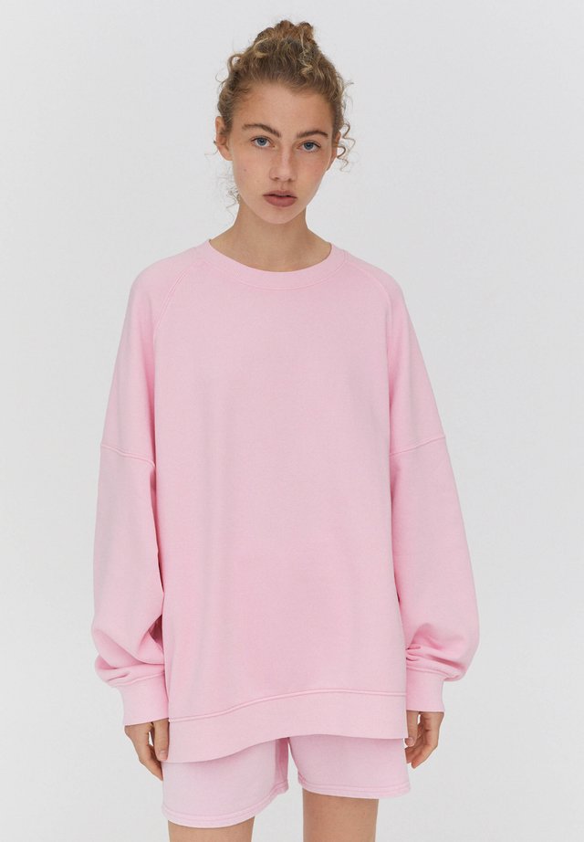 Худи pull and bear женские. Pull pink. Pull pink. Свитер с сердечками. Толстовка born pink.