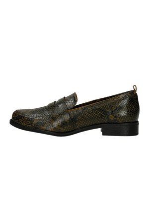 Mocassino in pelle con motivo di pelle di serpente marrone e nero, con tacco basso e punta arrotondata, vista di lato su sfondo bianco.