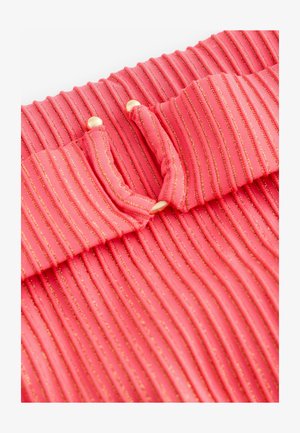 Material plisat roz coral cu dungi metalice aurii. Prezintă o suprafață texturată și un detaliu de fixare cu două nasturi aurii în partea de sus.