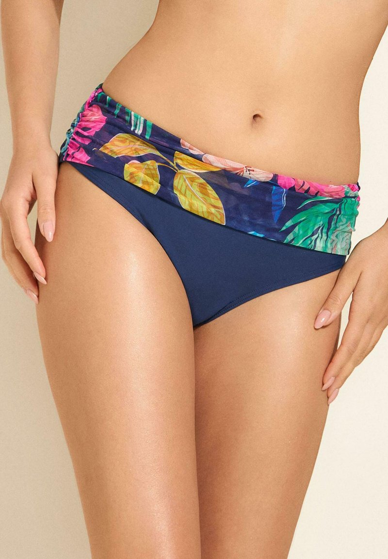 Dół bikini w kolorze granatowym z głównym korpusem oraz kwiecistym, składanym pasem w intensywne liście w odcieniach zieleni, różu i żółci.