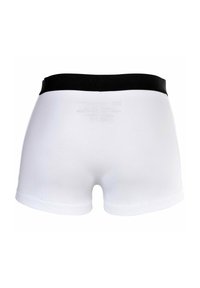 Herrenweiße Boxershorts mit einem schwarzen elastischen Bund und glattem Baumwollstoff. Das Design umfasst eine körpernahe Passform mit nahtlosen Kanten.