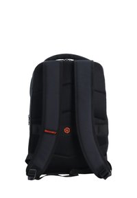 Zaino nero con schienale in rete imbottita, spallacci regolabili e un logo arancione. Presenta una maniglia superiore e scomparti con zip per il riposizionamento.