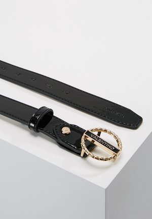 Ceinture en cuir noir avec boucle circulaire dorée gravée Valentino, exposée sur une surface blanche.