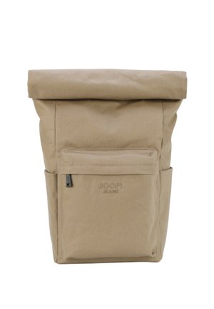 Sac à dos roll-top tan en tissu texturé. Comprend une poche zippée à l'avant et des poches latérales. Logo embossé à l'avant.