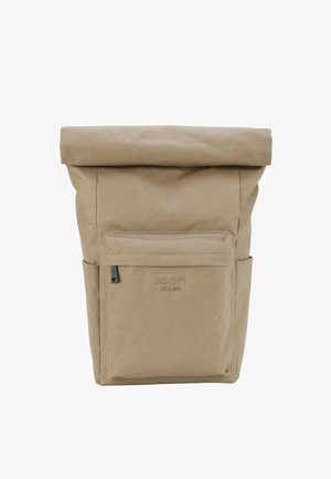 Zaino roll-top color cammello con tessuto testurizzato. Presenta una tasca frontale con zip e tasche laterali. Logo impresso sul davanti.