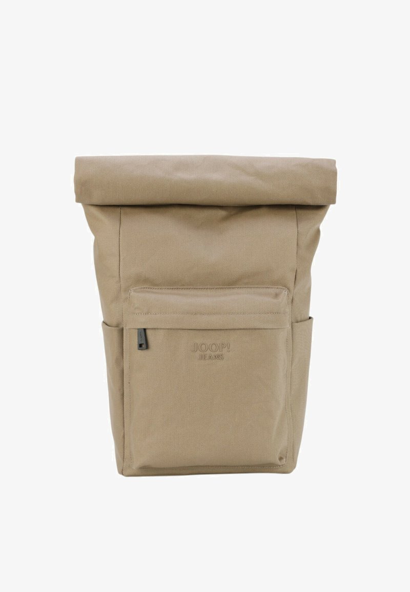 Tan nahrbtnik z roll-top zapiranjem iz teksturirane tkanine. Ima sprednji žep z zadrgo in stranske žepe. Na sprednji strani je vtisnjen logotip.