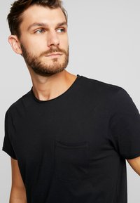 Solid SDGAYLIN - Pamata T-krekls - black