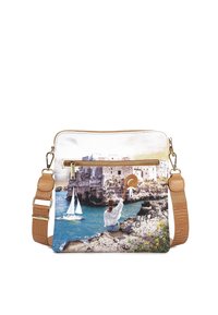 Piccola borsa a tracolla con una stampa panoramica di una vista costiera, raffigurante una donna in bianco e un cappello, con tracolle color sabbia e una tasca frontale con zip.