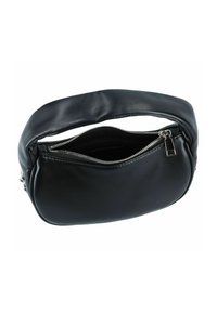 Borsa a mano in pelle nera con una forma morbida e arrotondata, dotata di manico imbottito e chiusura con zip. L'interno è foderato in tessuto nero.