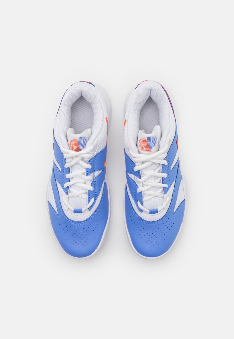 Un par de zapatillas deportivas azul y blanco con cordones, acentos de logo naranja, vistas desde arriba sobre un fondo blanco.