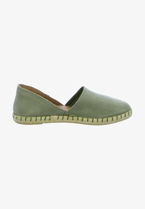 Grüne Wildleder-Espadrille mit einer V-förmigen Öffnung, gewebter Jutesohle und grüner Naht entlang des Randes. Einfaches, minimalistisches Design.