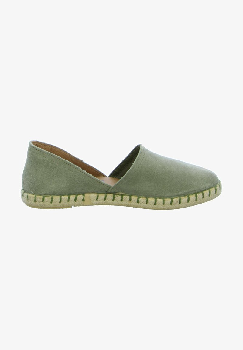 Espadrille de ante verde con una abertura en forma de V, suela de yute tejido y costuras verdes a lo largo del borde. Diseño sencillo y minimalista.