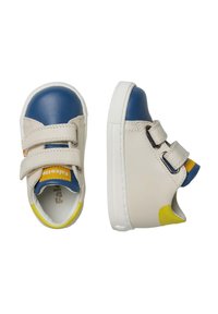 Kindersneakers met een beige leren bovenkant, blauwe neuskap, gele accenten, witte zool en twee verstelbare klittenbandsluitingen.