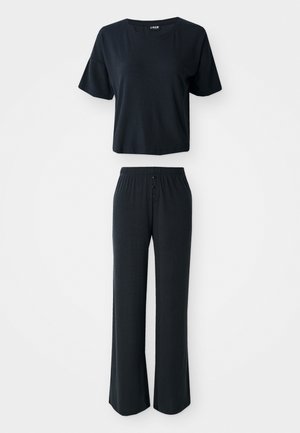 Svart tvådelad outfit med kortärmad croppad topp och högmidjade byxor med elastisk midja som har tre knappar fram.