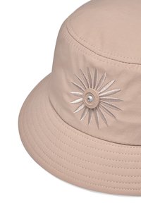 Cappello a secchiello beige in tessuto, caratterizzato da un design a raggi di sole ricamato con una gemma centrale, cuciture visibili e una consistenza morbida.