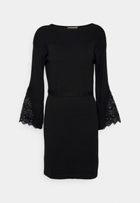 Černé šaty s jemně žebrovaným korzetem, dlouhými rukávy se krajkovými akcenty a přiléhavým pasem. Hladká textura s klasickým střihem.