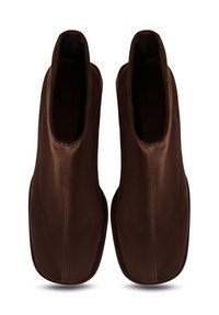 Bocanci din suede maro, la gleznă, cu o textură netedă, având un design minimalist și panouri laterale elastice pentru o încălțare ușoară. Detalii minimale.